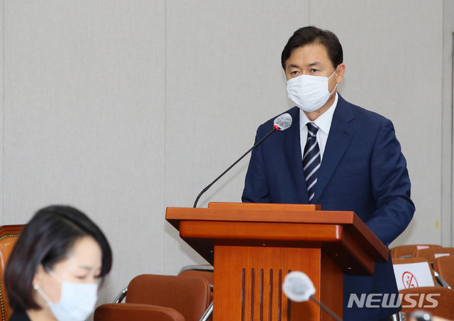 [서울=뉴시스]김선웅 기자 = 김영춘 국회 사무총장이 25일 국회 운영위원회 전체회의에서 업무보고를 하고 있다. 2020.08.25.&nbsp; photo@newsis.com 
