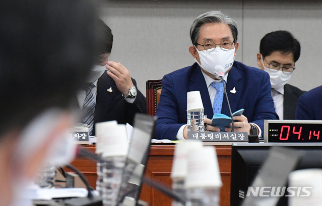 [서울=뉴시스]김선웅 기자 = 노영민 대통령 비서실장이 25일 서울 여의도 국회에서 열린 운영위원회 전체회의에서 답변하고 있다. 2020.08.25. photo@newsis.com