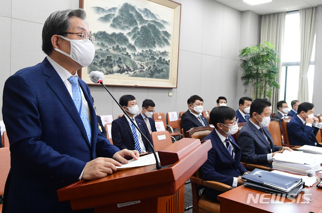 [서울=뉴시스]김선웅 기자 = 노영민 대통령 비서실장이 25일 서울 여의도 국회에서 열린 운영위원회 전체회의에서 업무보고를 하고 있다. 2020.08.25.&nbsp; photo@newsis.com