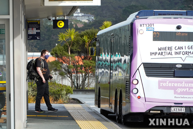 [오클랜드=AP/뉴시스] 뉴질랜드 오클랜드 부근의 버스 정류장에서 버스 운전사가 짐칸 속 수트케이스 안에 2살 아기가 산채로 들어있는 것을 발견, 아기 엄마가 경찰에 아동학대 혐의로 체포되었다. 사진은 오클랜드의 버스 정류장에서 한 남성이 마스크를 착용한 채 버스를 기다리고 있는 모습. 2025. 08.04. 