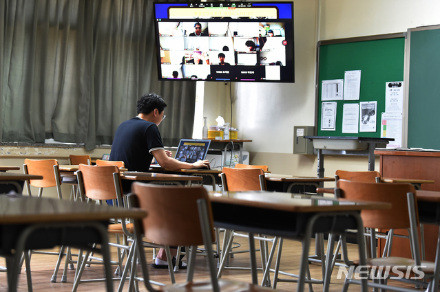 [수원=뉴시스] 경기 수원시 영통구 한 고등학교에서 교사가 온라인 수업을 하고 있다. <사진은 본 기사와 관련이 없습니다> (사진=뉴시스DB). 2020.08.25. photo@newsis.com
