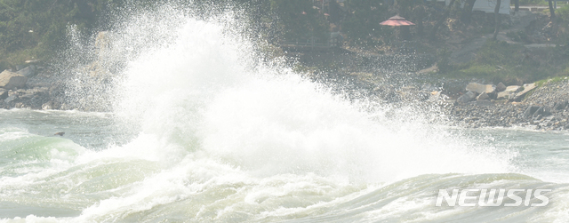 [울산=뉴시스] 배병수 기자 = 제8호 태풍 ‘바비(BAVI)’가 한반도를 북상 중인 25일 오후 울산 울주군 서생면 평동어촌계 마을앞에 높은 파도가 일고 있다. 2020.08.25.&nbsp; bbs@newsis.com