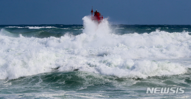 [서귀포=뉴시스]우장호 기자 = 제8호 태풍 '바비(BAVI)'가 우리나라를 향해 북상 중인 25일 오후 제주 서귀포시 남원읍 태흥2리 앞바다에 거친 파도가 일고 있다. 2020.08.25. woo1223@newsis.com