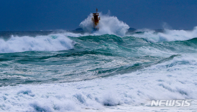 [서귀포=뉴시스]우장호 기자 = 제8호 태풍 '바비(BAVI)'가 우리나라를 향해 북상 중인 25일 오후 제주 서귀포시 남원읍 태흥2리 앞바다에 거친 파도가 일고 있다. 2020.08.25. woo1223@newsis.com