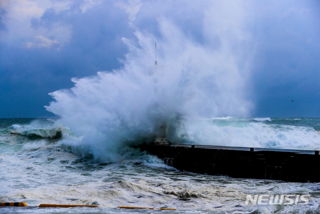 [서귀포=뉴시스]우장호 기자 = 제8호 태풍 '바비(BAVI)'가 우리나라를 향해 북상 중인 25일 오후 제주 서귀포시 남원읍 태흥2리 앞바다에 거친 파도가 일고 있다. 2020.08.25. woo1223@newsis.com