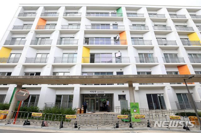 [서울=뉴시스]배훈식 기자 = 서울 신종 코로나바이러스 감염증(코로나19) 신규 확진자 수가 다시 세자리로 늘어난 25일 오후 서울 은평구 서울특별시 소방학교에 마련된 173병상 규모의 생활치료센터가 추가 운영에 들어가 외부인의 접근을 막고 있다. 2020.08.25.&nbsp; dahora83@newsis.com