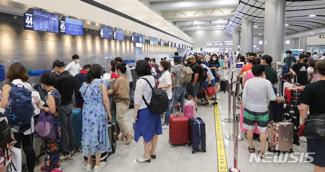 [서귀포=뉴시스]우장호 기자 = 제8호 태풍 '바비(BAVI)'가 제주도 서쪽 해상을 향해 북상 중인 25일 오후 제주국제공항 발권 창구에 표를 구매하려는 관광객들의 발걸음이 이어지고 있다. 2020.08.25. woo1223@newsis.com