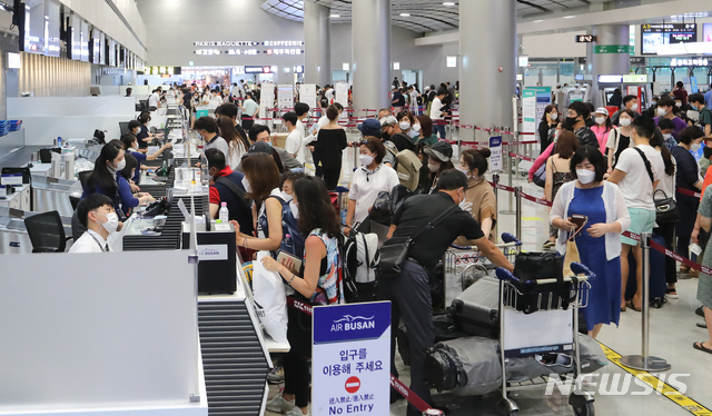 [서귀포=뉴시스]우장호 기자 = 제8호 태풍 '바비(BAVI)'가 제주도 서쪽 해상을 향해 북상 중인 25일 오후 제주국제공항 발권 창구에 표를 구매하려는 관광객들의 발걸음이 이어지고 있다. 2020.08.25. woo1223@newsis.com