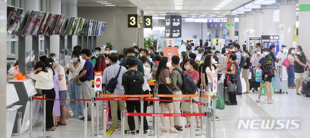 [서귀포=뉴시스]우장호 기자 = 제8호 태풍 '바비(BAVI)'가 제주도 서쪽 해상을 향해 북상 중인 25일 오후 제주국제공항 발권 창구에 표를 구매하려는 관광객들의 발걸음이 이어지고 있다. 2020.08.25. woo1223@newsis.com