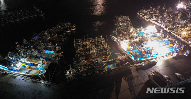 [제주=뉴시스]우장호 기자 = 제8호 태풍 '바비(BAVI)'가 우리나라를 향해 북상 중인 25일 오후 제주시 건입동 제주항에 어선과 관공선이 높은 파도를 피해 정박해 있다. 2020.08.25. woo1223@newsis.com