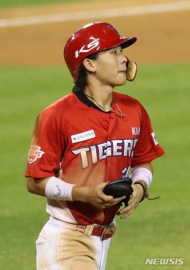 [서울=뉴시스]배훈식 기자 = 25일 오후 서울 송파구 잠실야구장에서 열린 2020 프로야구 두산 베어스와 기아 타이거즈의 경기, 6회초 무사 만루 상황에서 기아 박찬호가 밀어내기 볼넷을 얻어내 1루로 걸어가고 있다. 2020.08.25. dahora83@newsis.com