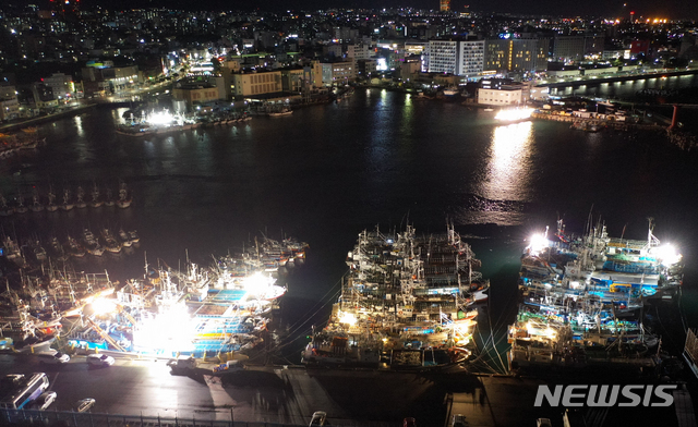 [제주=뉴시스]우장호 기자 = 제8호 태풍 '바비(BAVI)'가 우리나라를 향해 북상 중인 25일 오후 제주시 건입동 제주항에 어선과 관공선이 높은 파도를 피해 정박해 있다. 2020.08.25. woo1223@newsis.com