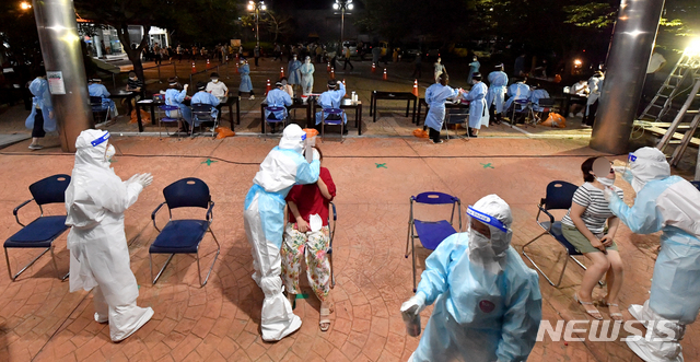 [광주=뉴시스] 신대희 기자 = 25일 오후 광주 북구 각화동 모 교회에서 교인들이 코로나19 검사를 받고 있다. 방역당국은 광화문 집회 참석 뒤 전날 확진 판정을 받은 60대 여성이 지난 16일과 19일 이 교회에서 3차례 예배를 본 것으로 확인, 직·간접 접촉자로 분류된 교인 모두를 검사한다. 2020.08.25.   sdhdream@newsis.com