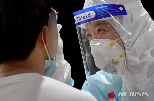 [광주=뉴시스] 신대희 기자 = 25일 오후 광주 북구 각화동 모 교회에서 교인들이 코로나19 검사를 받고 있다. 방역당국은 광화문 집회 참석 뒤 전날 확진 판정을 받은 60대 여성이 지난 16일과 19일 이 교회에서 3차례 예배를 본 것으로 확인, 직·간접 접촉자로 분류된 교인 모두를 검사한다. 2020.08.25.&nbsp; sdhdream@newsis.com