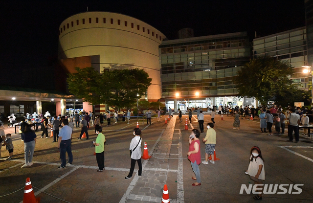 [광주=뉴시스] 신대희 기자 = 25일 오후 광주 북구 각화동 모 교회에서 교인들이 코로나19 검사를 받고 있다. 방역당국은 광화문 집회 참석 뒤 전날 확진 판정을 받은 60대 여성이 지난 16일과 19일 이 교회에서 3차례 예배를 본 것으로 확인, 직·간접 접촉자로 분류된 교인 모두를 검사한다. 2020.08.25. sdhdream@newsis.com