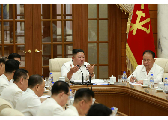 [서울=뉴시스] 북한 김정은 국무위원장이 지난 25일 노동당 정치국 확대회의를 열고 태풍 피해 최소화 대책을 강구하라고 지시했다. 2020.08.26. (사진=노동신문 캡처) photo@newsis.com