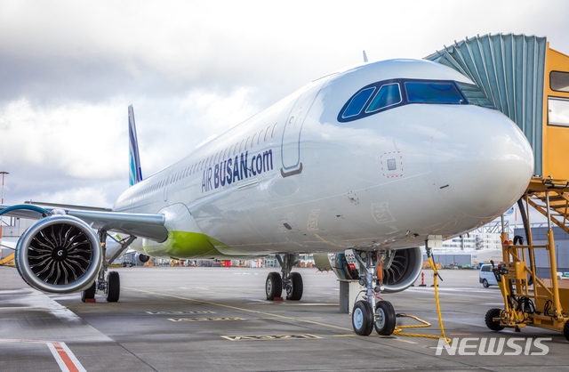 [서울=뉴시스] 에어부산 A321LR 항공기. 2020.08.26. (사진=에어부산 제공)