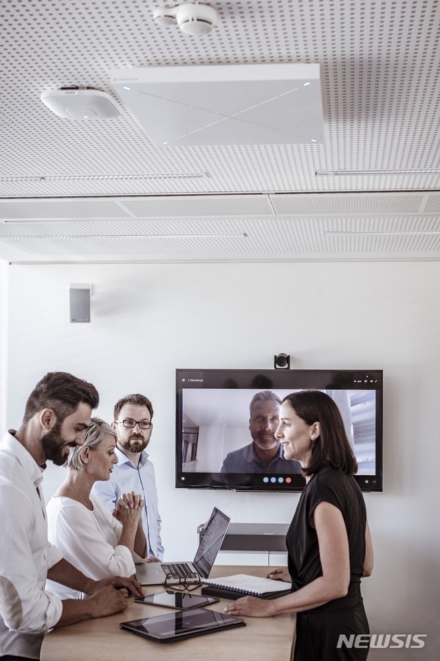 [서울=뉴시스] 젠하이저 '팀커넥트 실링2'를 회의실에 적용한 모습 (제공=젠하이저)