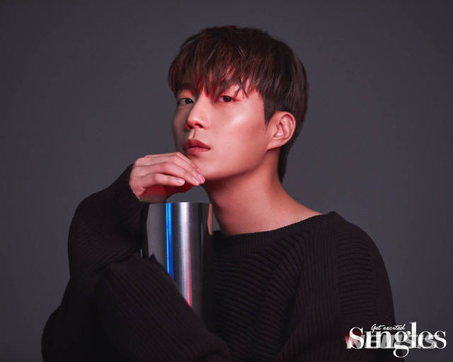 [서울=뉴시스] 그룹 하이라이트 윤두준. (사진 = 매거진 '싱글즈' 9월 호) photo@newsis.com