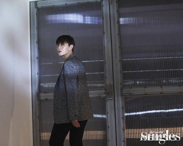 [서울=뉴시스] 그룹 하이라이트 윤두준. (사진 = 매거진 '싱글즈' 9월 호) photo@newsis.com