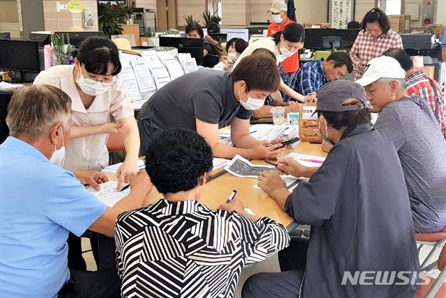 photo@newsis.com[충주=뉴시스]이병찬 기자 = 충북 충주시의 한 면사무소에서 26일 공무원들과 수재민들이 수해복구와 관련한 상담을 하고 있다.(사진=충주시 제공) 2020.08.26.photo@newsis.com