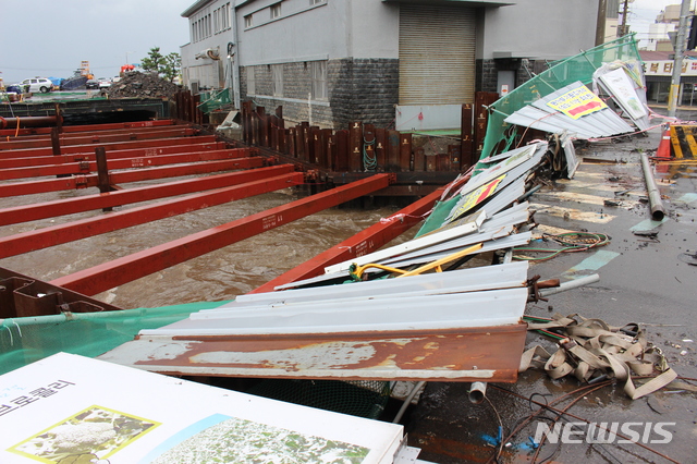 [제주=뉴시스] 양영전 기자 = 26일 제8호 태풍 ‘바비(BAVI)’의 영향으로 제주시 용담1동 인근 병문천 하류 정비 공사 현장에 설치된 안전 펜스가 쓰러져있다. 2020.08.26.&nbsp; 0jeoni@newsis.com 