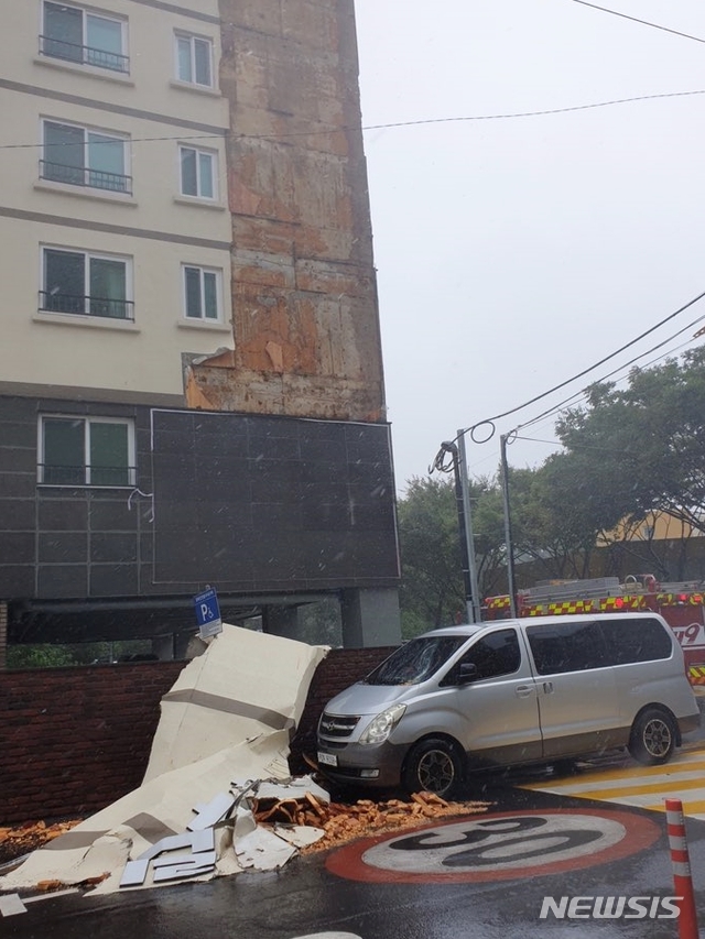 [제주=뉴시스] 강경태 기자 = 제8호 태풍 ‘바비’가 제주를 통과하면서 26일 오후 제주시 이도2동에 있는 한 아파트 외벽이 쏟아져 내렸다. (사진=제주도소방안전본부 제공) 2020.08.26. photo@newsis.com
