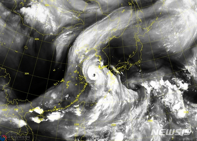 [서울=뉴시스]26일 기상청에 따르면 제8호 태풍 '바비'(BAVI)는 오는 27일 새벽 서울에 가장 근접할 것으로 예상된다. 이번 태풍은 역대 최대풍속 1위를 기록한 태풍 '매미' 상륙 당시보다 강한 강풍을 보일 수도 있을 것으로 전망된다. 2020.8.26(사진=기상청 제공) photo@newsis.com