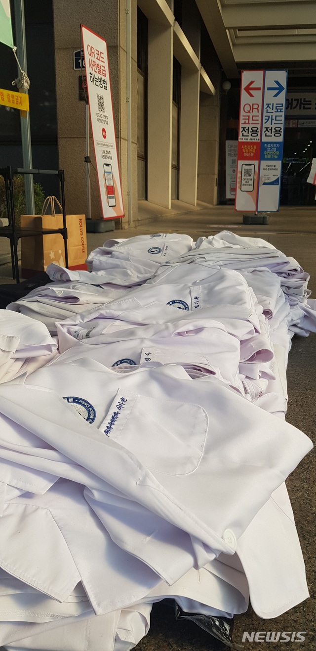 [수원=뉴시스] 의대정원 확대 등 정부 의료정책에 대한 항의표시로 수원 아주대학교병원 전공의들이 벗어 놓은 의사가운. 