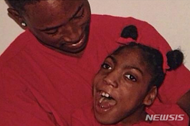 [사우스필드( 미 미시간주)=AP/뉴시스] 티메샤 보샹(20)이 오빠 스티븐 톰슨에게 안겨있는 사진. 보샹 가족의 변호사는 티메샤가 응급상황에서 숨을 쉬고 있었는데도 사망이 선고돼 장례식장에서 2시간 만에 바디백을 열었을 때 생존이 확인되었다고 밝혔다.&nbsp; 