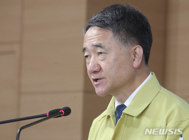 [서울=뉴시스]김명원 기자 = 박능후 보건복지부 장관이 26일 오전 서울 종로구 정부서울청사 합동브리핑실에서 의사협회 등 집단휴진 관련 브리핑을 하고 있다. 2020.08.26. kmx1105@newsis.com