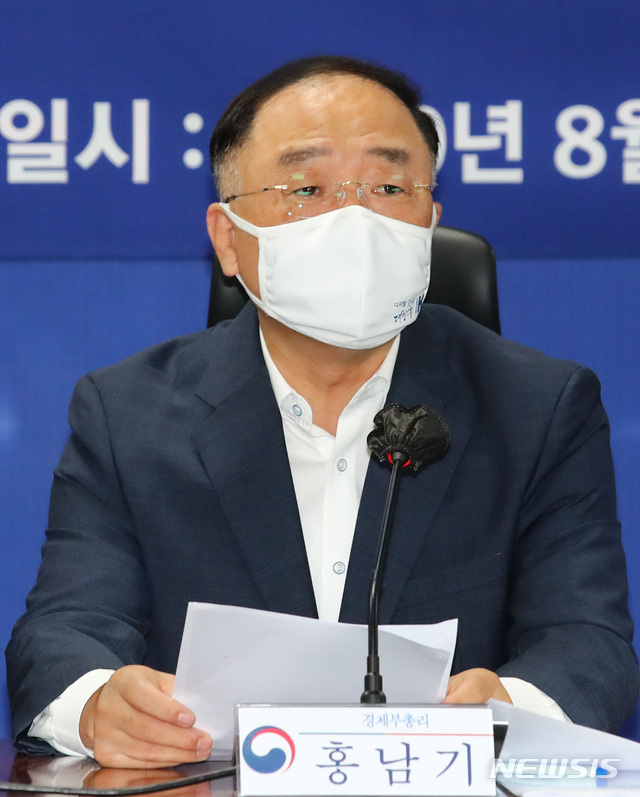[서울=뉴시스]최동준 기자 = 홍남기 경제부총리 겸 기획재정부 장관이 26일 오전 서울 여의도 국회 의원회관에서 열린 2021년 예산안 편성 당정협의에 참석해 발언을 하고 있다. 2020.08.26.&nbsp; photo@newsis.com