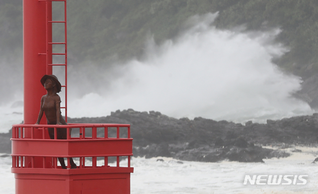 [서귀포=뉴시스]우장호 기자 = 제8호 태풍 '바비(BAVI)'가 우리나라를 향해 북상 중인 26일 오전 제주 서귀포시 안덕면 대평리 인근 해안가에 거친 파도가 몰아치고 있다. 2020.08.26. woo1223@newsis.com