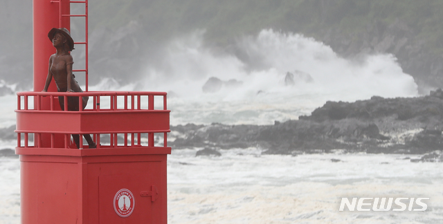 [서귀포=뉴시스]우장호 기자 = 제8호 태풍 '바비(BAVI)'가 우리나라를 향해 북상 중인 26일 오전 제주 서귀포시 안덕면 대평리 인근 해안가에 거친 파도가 몰아치고 있다. 2020.08.26.woo1223@newsis.com