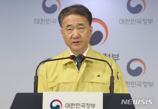 [서울=뉴시스]김명원 기자 = 박능후 보건복지부 장관이 26일 오전 서울 종로구 정부서울청사 합동브리핑실에서 의사협회 등 집단휴진 관련 브리핑을 하고 있다. 2020.08.26.&nbsp; kmx1105@newsis.com 