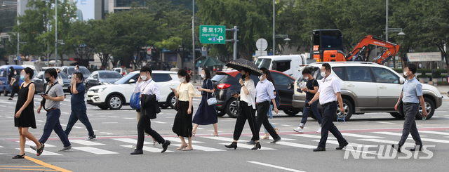[서울=뉴시스] 조수정 기자 = 코로나19 확산을 막기 위해 수도권 전체를 포함, 지자체 17곳 중 12곳이 실내외 마스크 착용을 의무화 했다. 26일 오전 서울 종로구 광화문 네거리에서 시민들이 마스크를 착용하고 출근길 발걸음을 재촉하고 있다. 2020.08.26.&nbsp; chocrystal@newsis.com