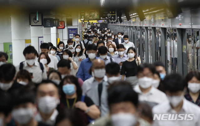 [서울=뉴시스] 조수정 기자 = 지난달 26일 오전 서울 종로구 광화문역에서 출근길 시민들이 마스크를 착용하고 지하철을 이용하고 있다. 2020.08.26.  chocrystal@newsis.com