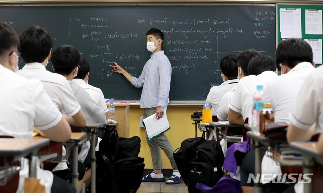 [서울=뉴시스]김병문 기자 = 고등학교 3학년을 예외로 약 3주간 서울·경기·인천지역 유치원과 학교가 등교를 중단, 원격수업으로 전환한 26일 오전 서울 송파구 보인고등학교 3학년 교실에서 대면 수업이 진행되고 있다. 2020.08.26. dadazon@newsis.com