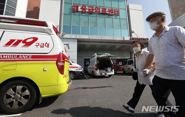 [서울=뉴시스]홍효식 기자 = 정부가 의과대학 정원 확대 등을 반대하며 집단휴진(총파업)에 나선 전공, 전임의에게 업무개시명령을 내린 26일 오전 서울 종로구 서울대병원에서 내원객들이 오가고 있다. 2020.08.26. yesphoto@newsis.com