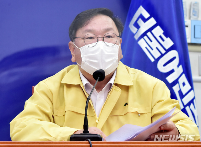 [서울=뉴시스] 장세영 기자 = 김태년 더불어민주당 원내대표가 26일 서울 여의도 국회에서 열린 더불어민주당 최고위원회의에 참석해 현안관련 발언을 하고 있다. 2020.08.26.photo@newsis.com