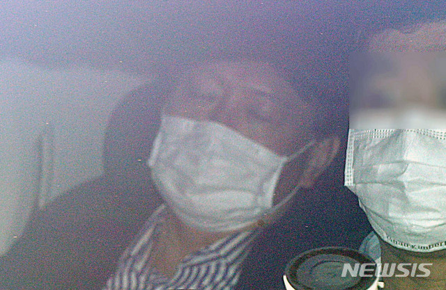 [서울=뉴시스] 박주성 기자 = 검찰의 중간간부 인사가 내일로 예정된 가운데 26일 오전 윤석열 검찰총장이 서울 서초동 대검찰청으로 출근하고 있다. 2020.08.26. park7691@newsis.com