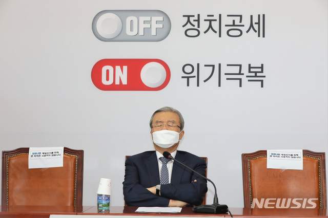[서울=뉴시스]김진아 기자 = 김종인 미래통합당 비상대책위원장이 26일 서울 여의도 국회에서 열린 비상대책위원장-중진의원 회의에 참석해 잠시 생각에 잠겨 있다. 2020.08.26. photo@newsis.com