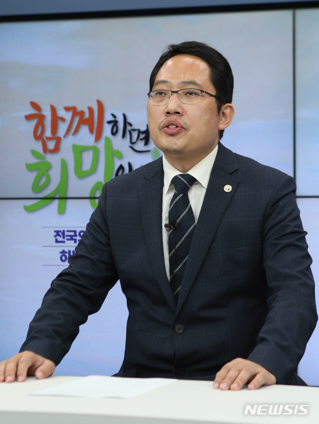 [서울=뉴시스] 조수정 기자 = 전공의 총파업이 시작된 26일 용산 대한의사협회 방송실에서 최대집 협회장이 파업관련 입장발표를 인터넷 생방송으로 하고 있다.  2020.08.26.  photo@newsis.com