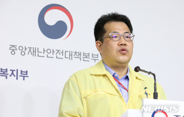 [세종=뉴시스]강종민 기자 = 손영래 중앙사고수습본부 전략기획반장이 26일 오전 정부세종청사에서 사회적 거리두기 3단계 격상은 이번 주까지 추이를 살펴보며 판단할 예정이라고 밝히고 있다. 2020.08.26.&nbsp; ppkjm@newsis.com