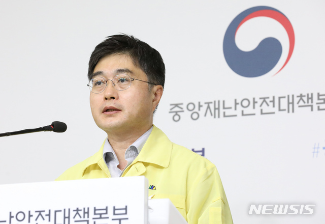 [세종=뉴시스]강종민 기자 = 윤태호 중앙사고수습본부 방역총괄반장(보건복지부 공공보건정책관)이 26일 오전 정부세종청사에서 신종 코로나바이러스 감염증(코로나19) 대응 현황을 브리핑 하고 있다. 2020.08.26.&nbsp; ppkjm@newsis.com