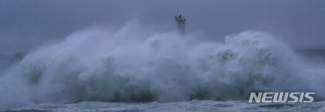 [서귀포=뉴시스]우장호 기자 = 제8호 태풍 '바비(BAVI)'가 우리나라를 향해 북상 중인 26일 오전 제주 서귀포시 대정읍 모슬포항에 집채만 한 파도가 일고 있다. 2020.08.26. woo1223@newsis.com