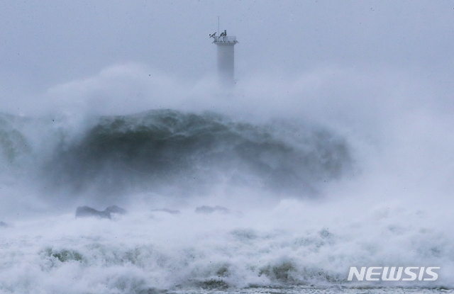 [서귀포=뉴시스]우장호 기자 = 제8호 태풍 '바비(BAVI)'가 우리나라를 향해 북상 중인 26일 오전 제주 서귀포시 대정읍 모슬포항에 집채만 한 파도가 일고 있다. 2020.08.26. woo1223@newsis.com