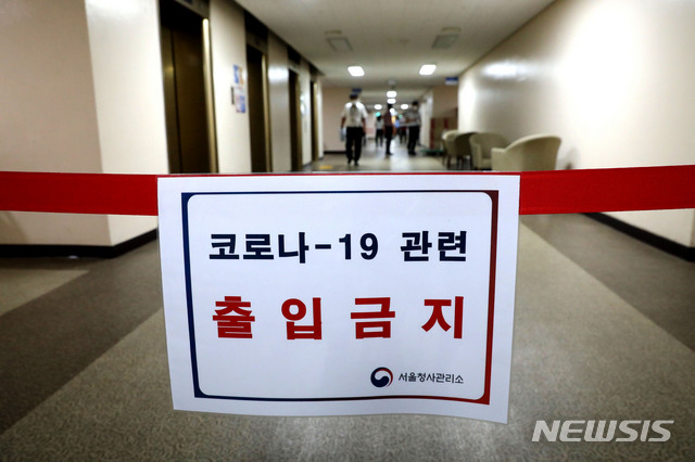 [서울=뉴시스]김명원 기자 = 26일 오전 서울 종로구 정부서울청사 3층에 근무하는 청원경찰 1명이 신종 코로나바이러스 감염증(코로나19) 확진 판정을 받아 방역 관계자가 부분 폐쇄한 후 방역 작업을 하고 있다. 2020.08.26.&nbsp; kmx1105@newsis.com