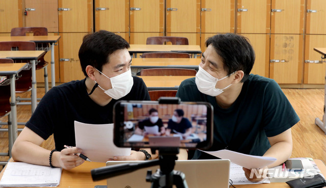 [서울=뉴시스]김병문 기자 = 고등학교 3학년을 예외로 약 3주간 서울·경기·인천지역 유치원과 학교가 등교를 중단, 원격수업으로 전환한 26일 오전 서울 송파구 보인고등학교에서 국어 교사들이 협업하며 좌담형식의 원격수업을 녹화하고 있다. 김종환 보인고등학교 교장은 코로나19로 길어지는 원격수업에서 교사들의 새로운 수업방식에 대한 시도가 중요하다고 강조했다. 2020.08.26. dadazon@newsis.com
