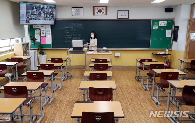 [서울=뉴시스]김병문 기자 = 고등학교 3학년을 예외로 약 3주간 서울·경기·인천지역 유치원과 학교가 등교를 중단, 원격수업으로 전환한 지난 2020년 8월26일 오후 서울 송파구 한 고등학교 빈 교실에서 교사가 원격수업하고 있다. 2023.03.12. dadazon@newsis.com